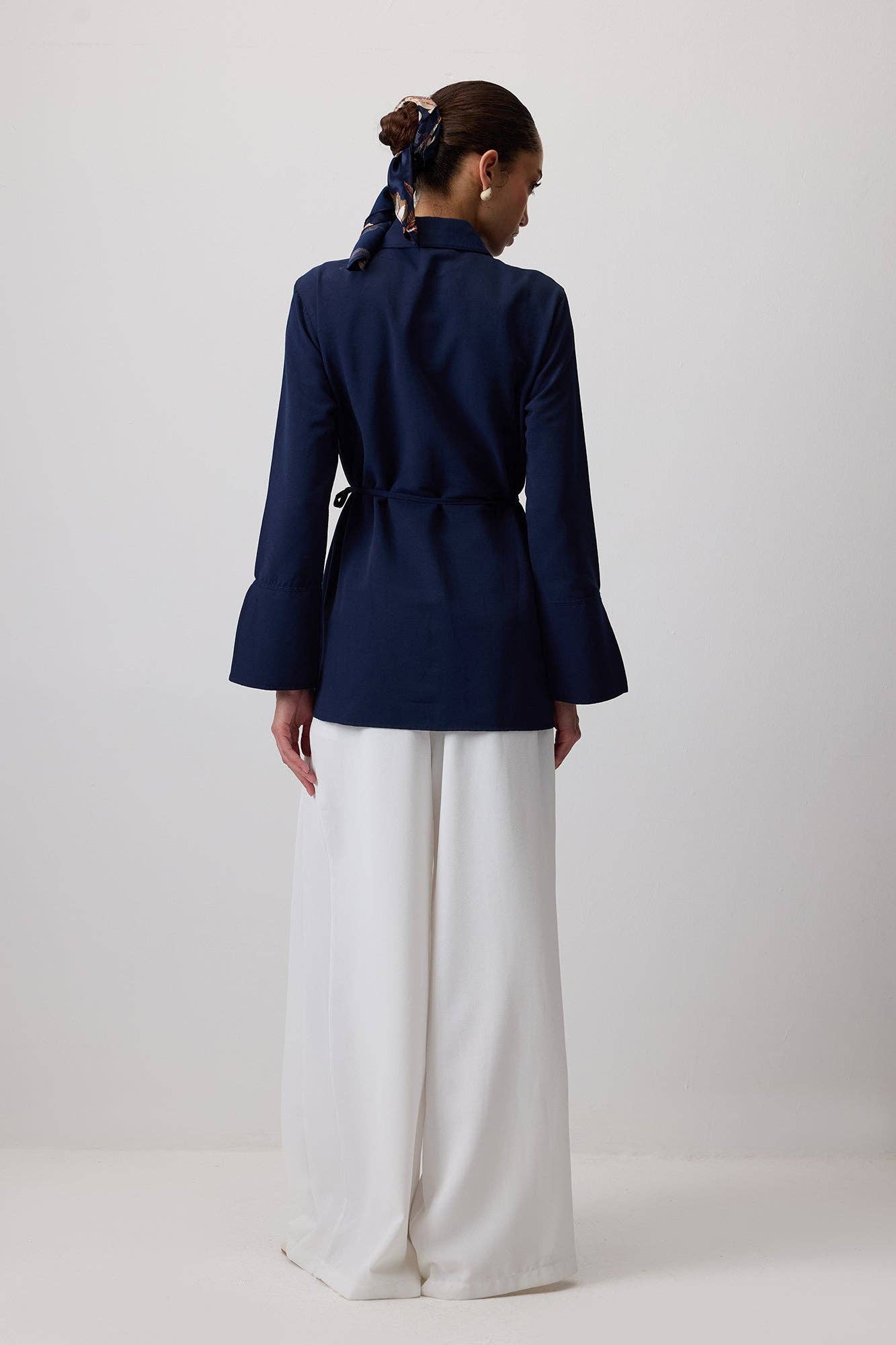 Touché Privé - Linen Button-Down Shirt with Floral Lace Detail: Lacivert / S