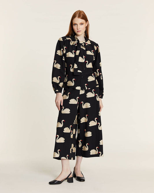 Pepaloves - CAMISA CON LAZADA Y BORDADO CISNES: M