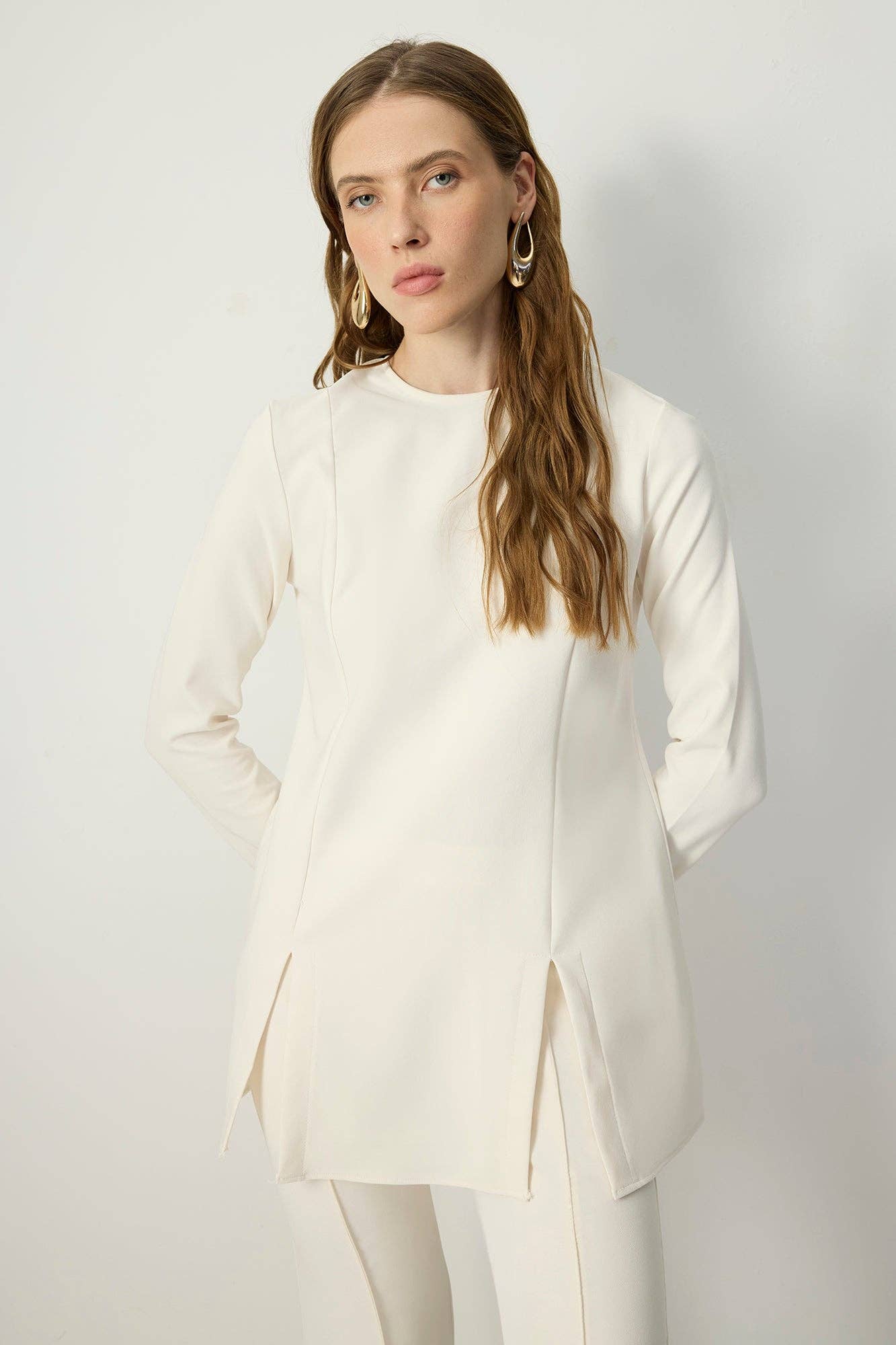 Touché Privé - Slit Hem Crepe Tunic Top: Cream / S