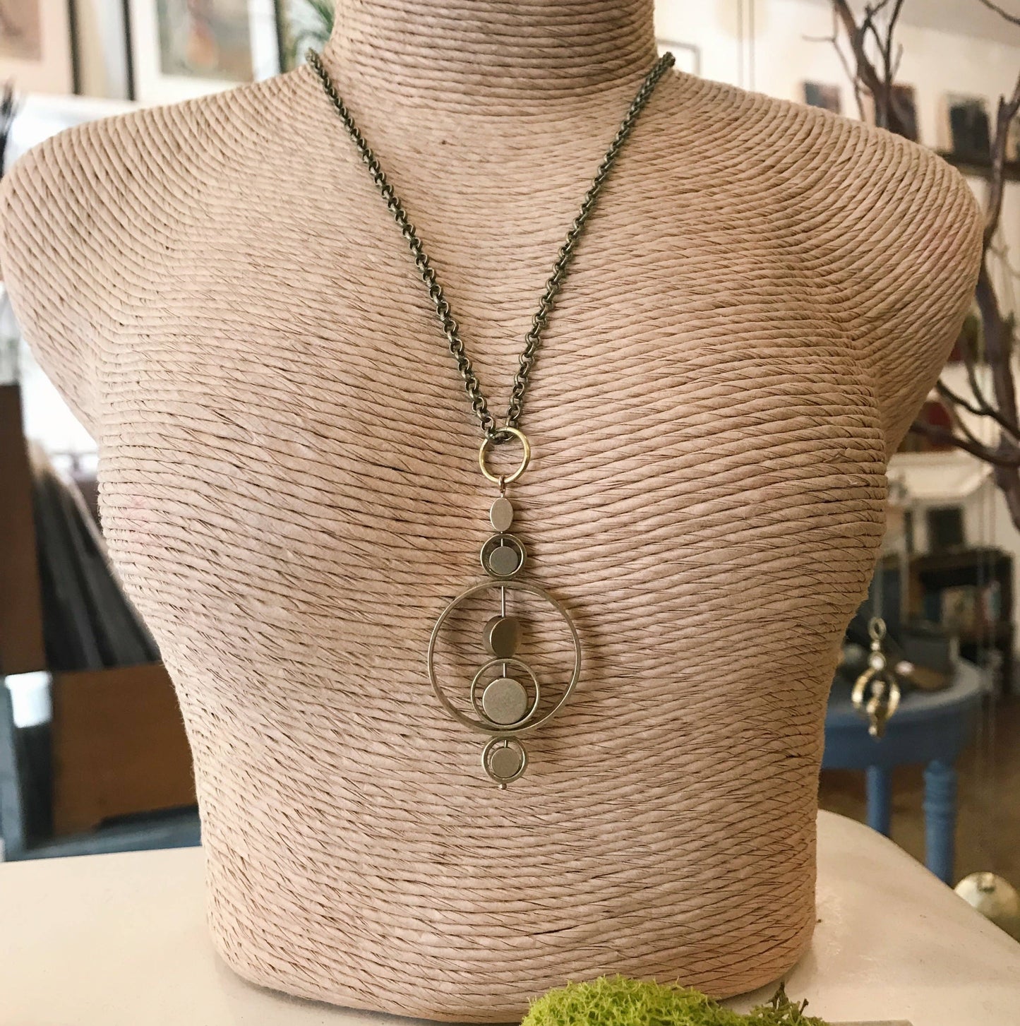 Modern Madini - Kinetic brass circle fidget necklace
