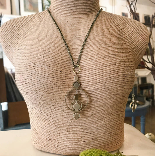 Modern Madini - Kinetic brass circle fidget necklace