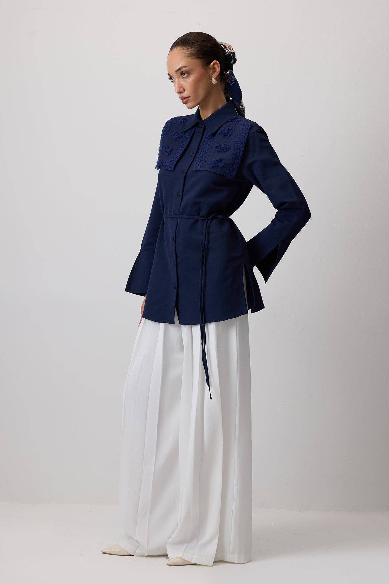 Touché Privé -  Linen Button-Down Shirt with Floral Lace Detail: Lacivert / M