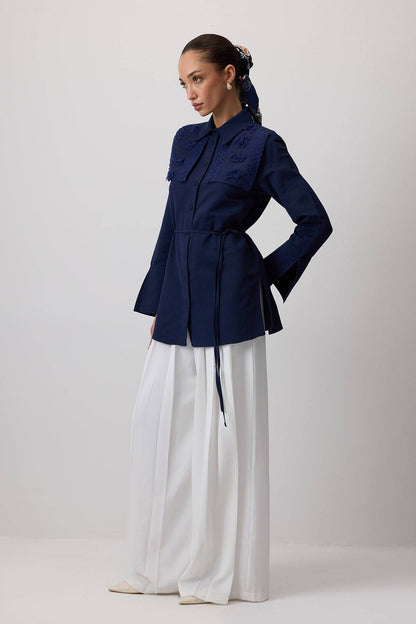 Touché Privé -  Linen Button-Down Shirt with Floral Lace Detail: Lacivert / M