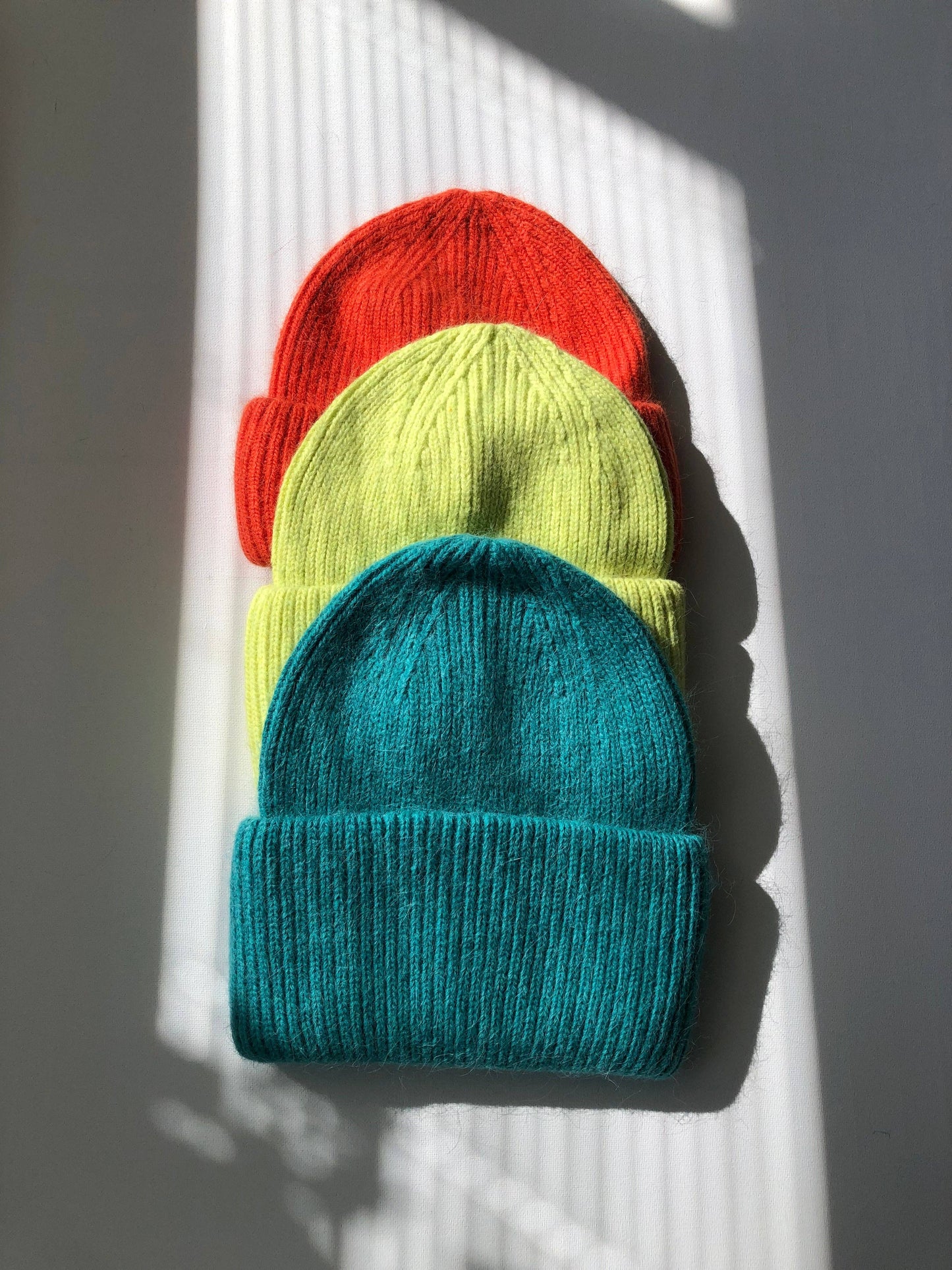 Billy Bamboo - ROYAL ANGORA WOOL BEANIE - crystal brights: Blue sapphire