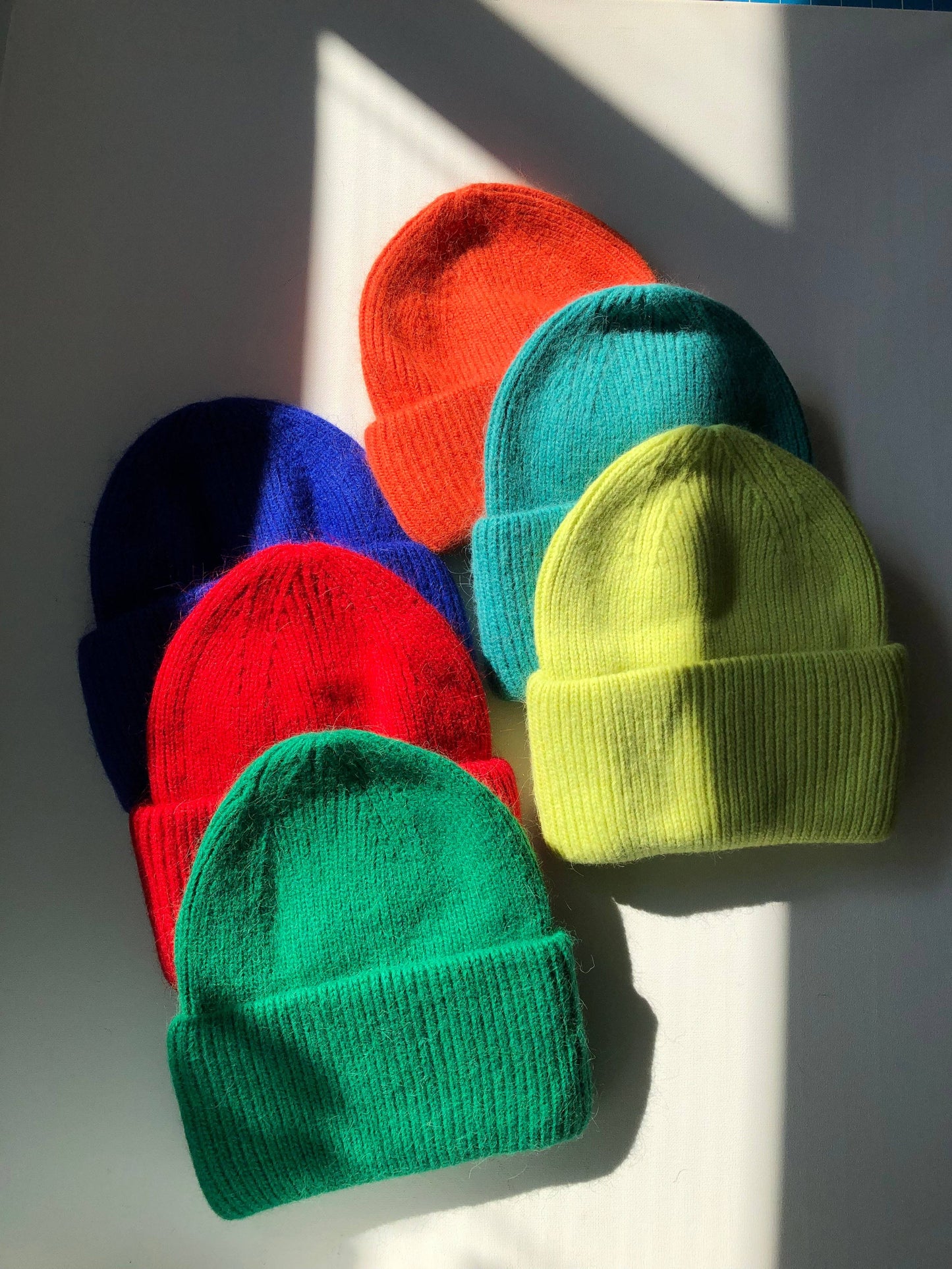 Billy Bamboo - ROYAL ANGORA WOOL BEANIE - crystal brights: Blue sapphire