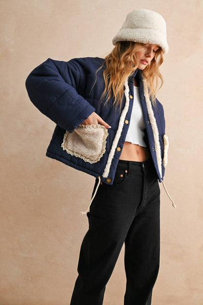 MIOU MUSE - J5142   SHERPA POCKET DETAIL QUILTED JACKET: DENIM BLUE / M