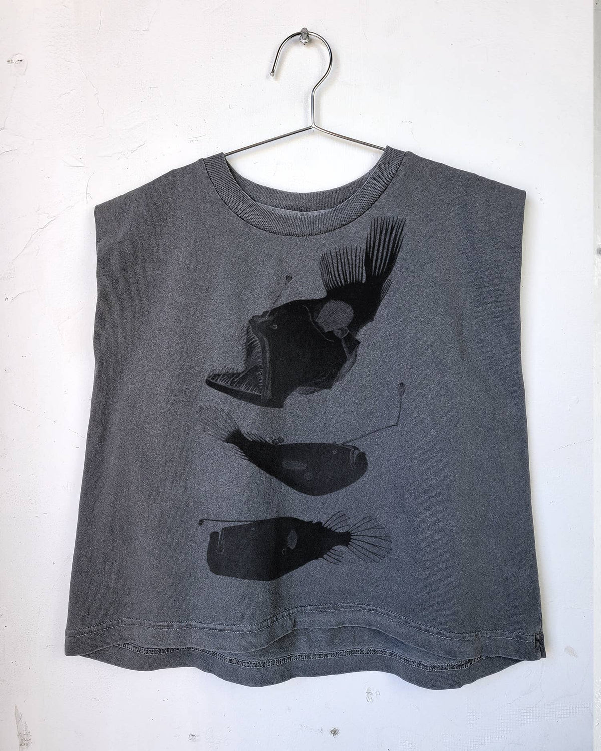 Go To Devil - Deep Fish Joan Heavyweight Muscle Tee: Off White / Md