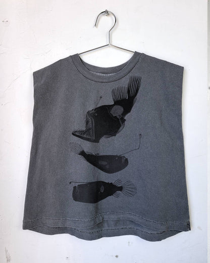 Go To Devil - Deep Fish Joan Heavyweight Muscle Tee: Off White / Md