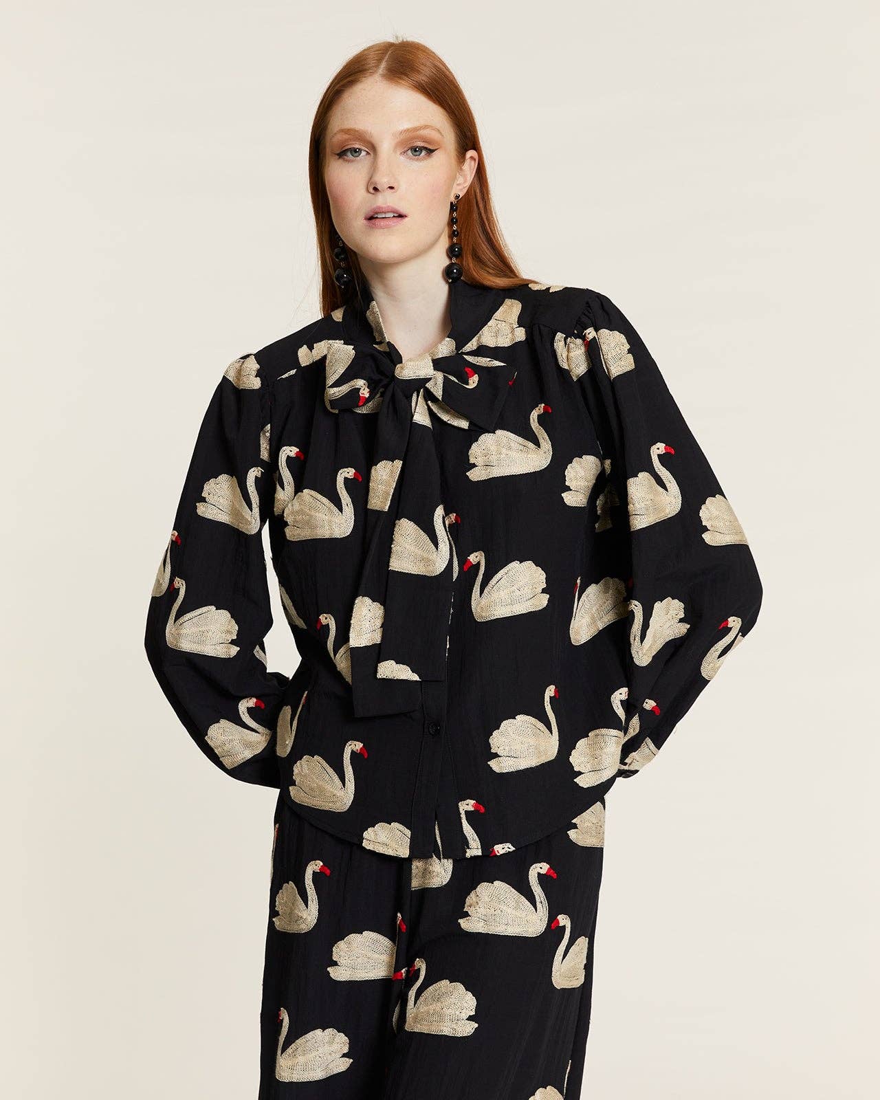 Pepaloves - CAMISA CON LAZADA Y BORDADO CISNES: M