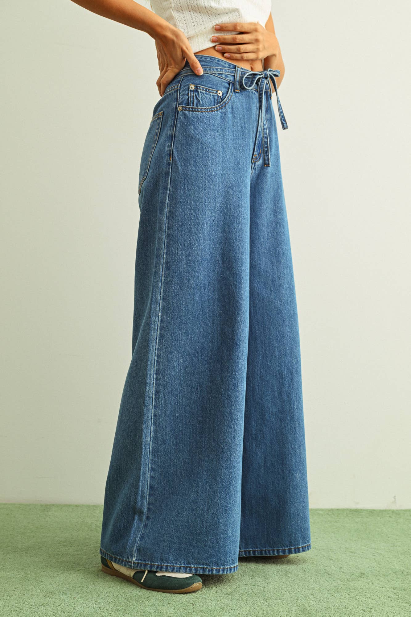 MIOU MUSE - P6402   WIDE LEG DENIM PANTS WITH SELF BELT: DENIM / L