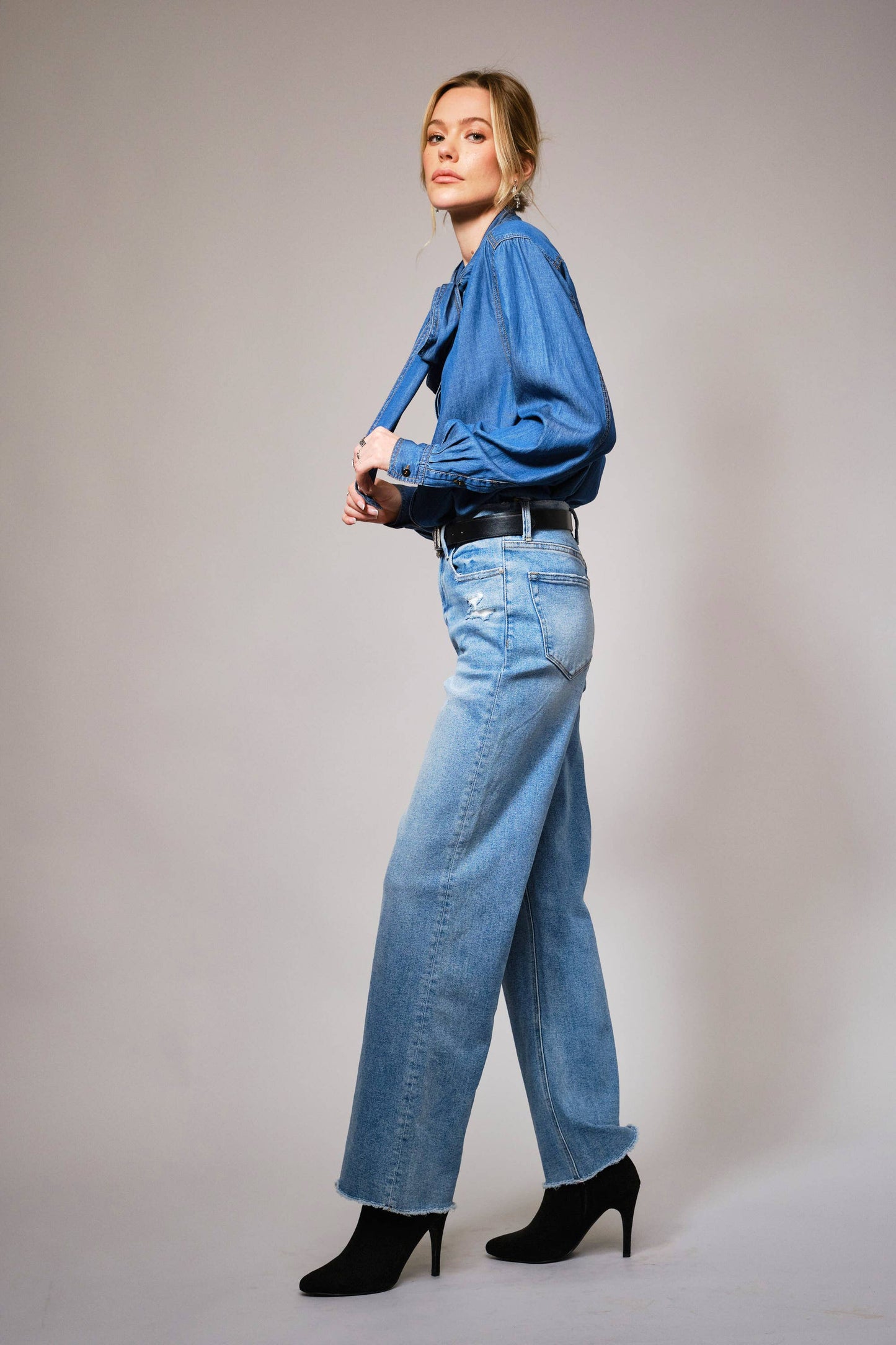 Blue B - 23612T - Tie Neck Hidden Button Chambray Blouse: MEDIUM WASH / M