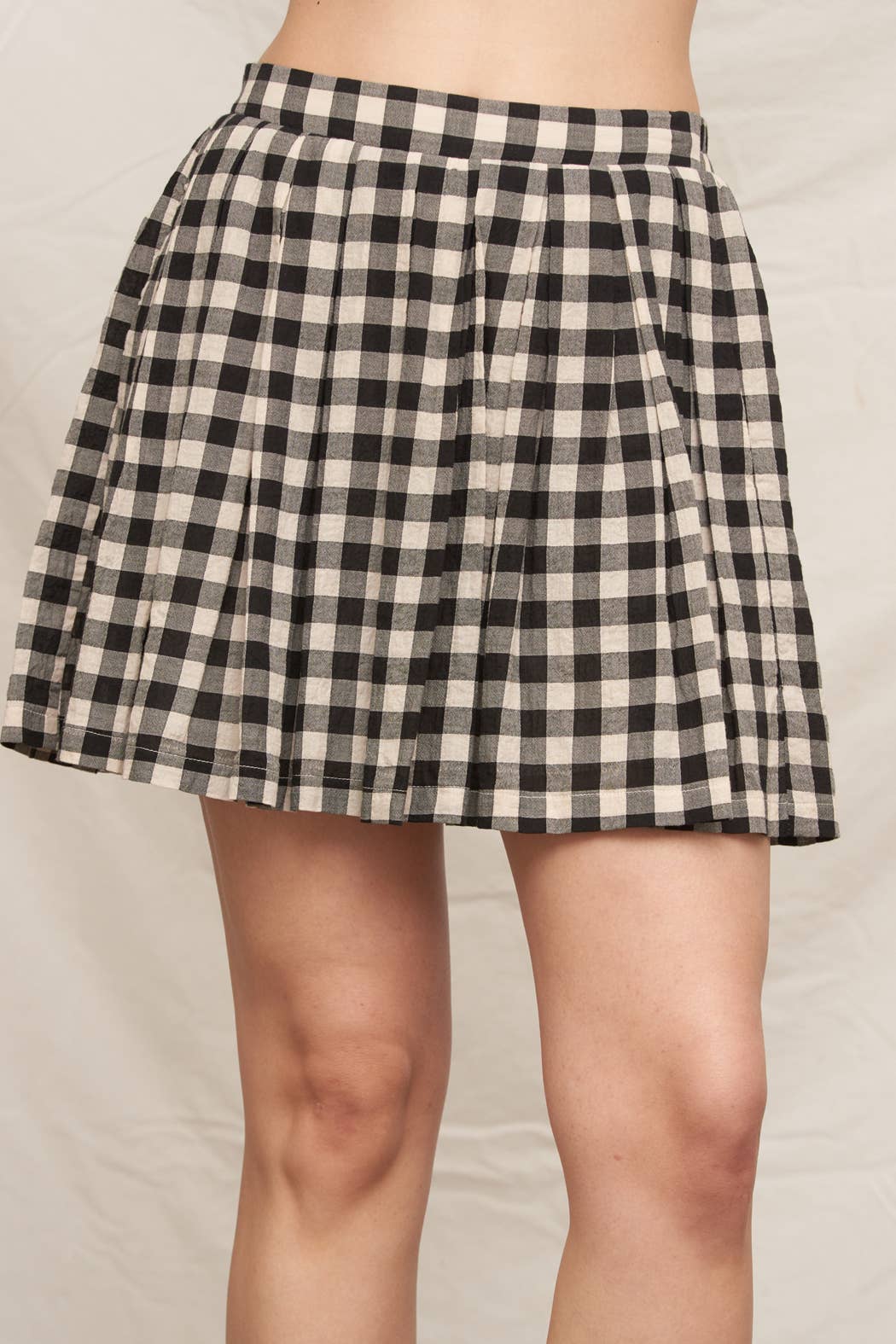 En Crème - Gingham Pleated Mini Skirt: Black Ivory / M