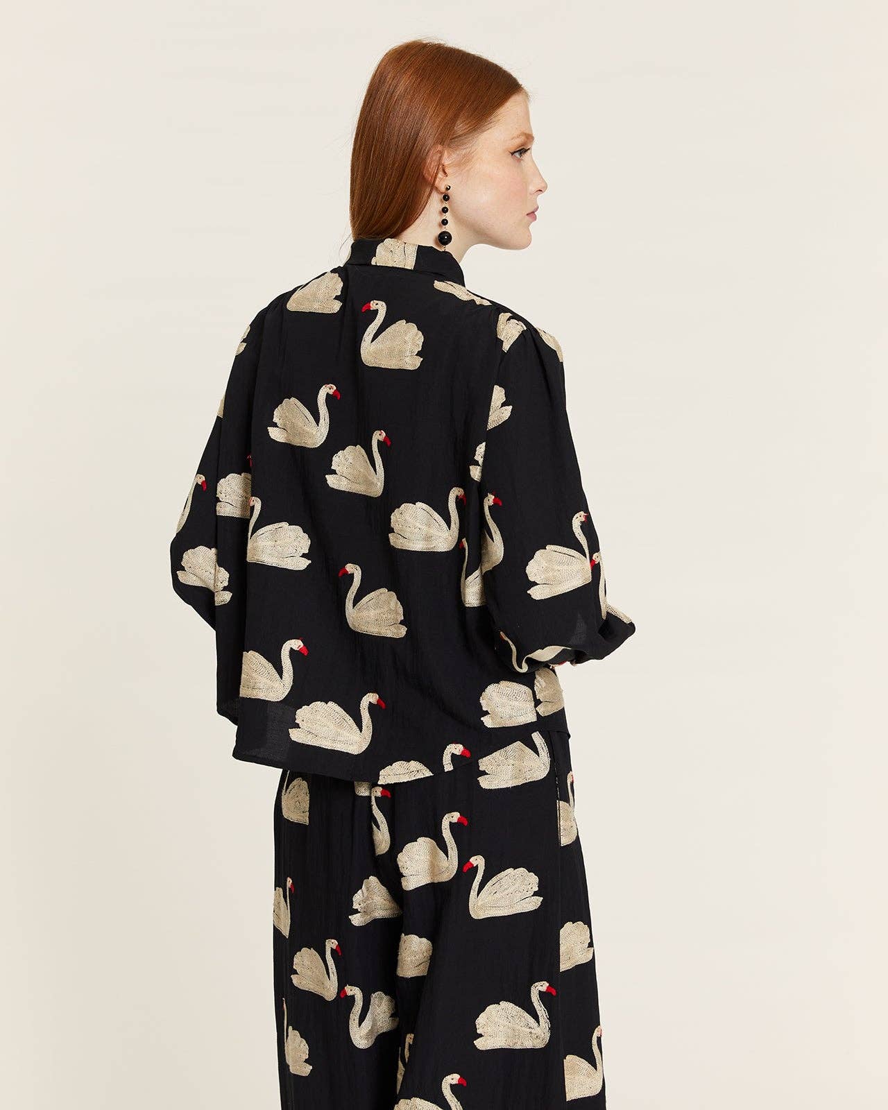Pepaloves - CAMISA CON LAZADA Y BORDADO CISNES: M