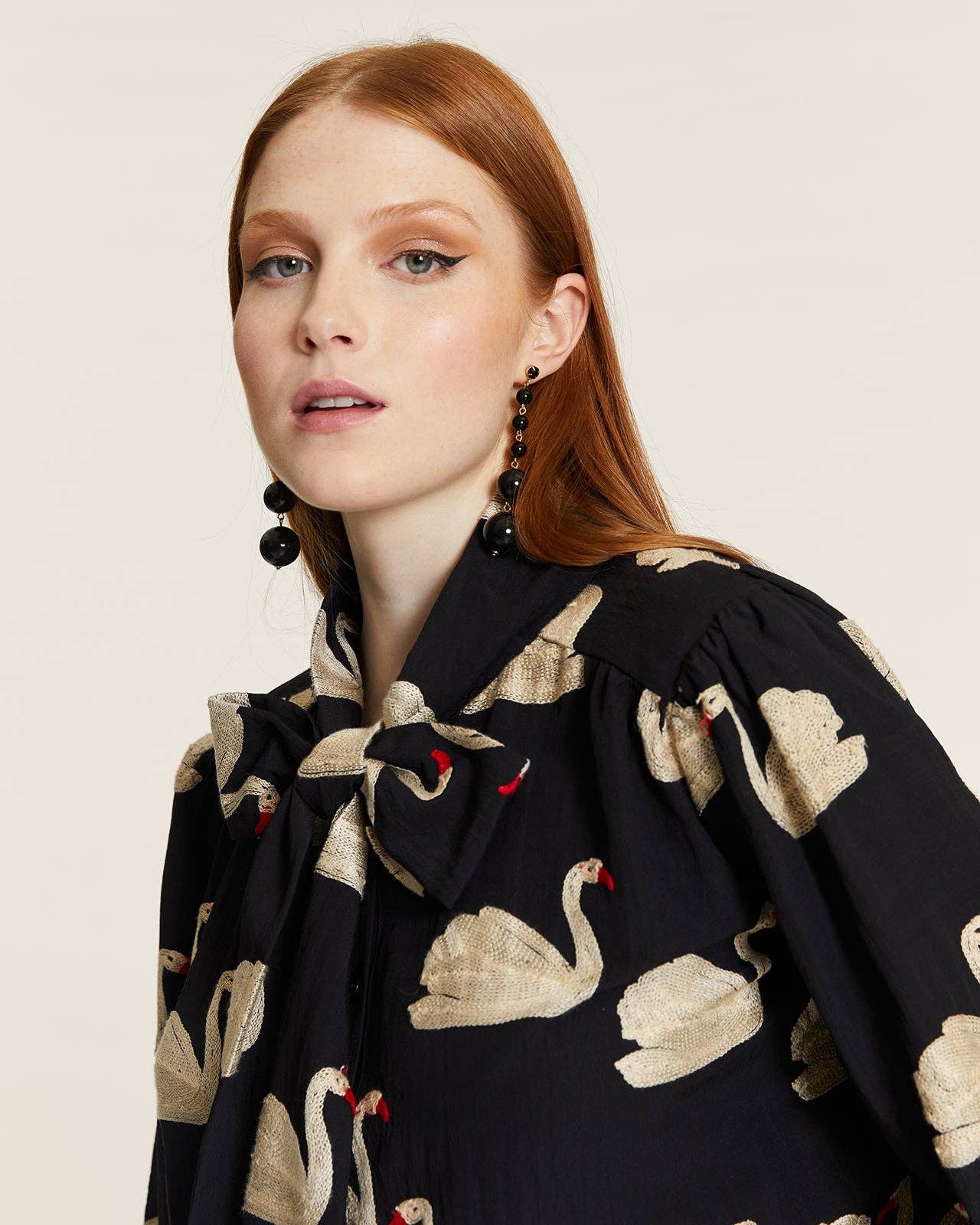 Pepaloves - CAMISA CON LAZADA Y BORDADO CISNES: M