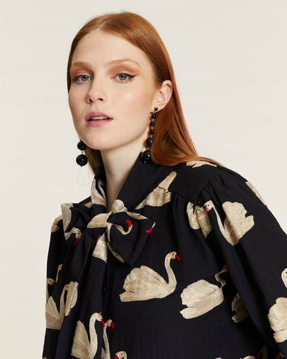 Pepaloves - CAMISA CON LAZADA Y BORDADO CISNES: M