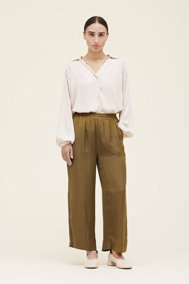 Grade & Gather - 41458PP - COLLARED SATIN BLOUSE: MILK / SMALL