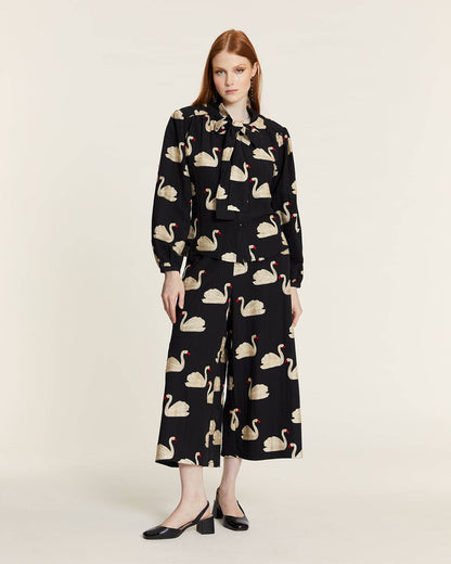 Pepaloves - CAMISA CON LAZADA Y BORDADO CISNES: M