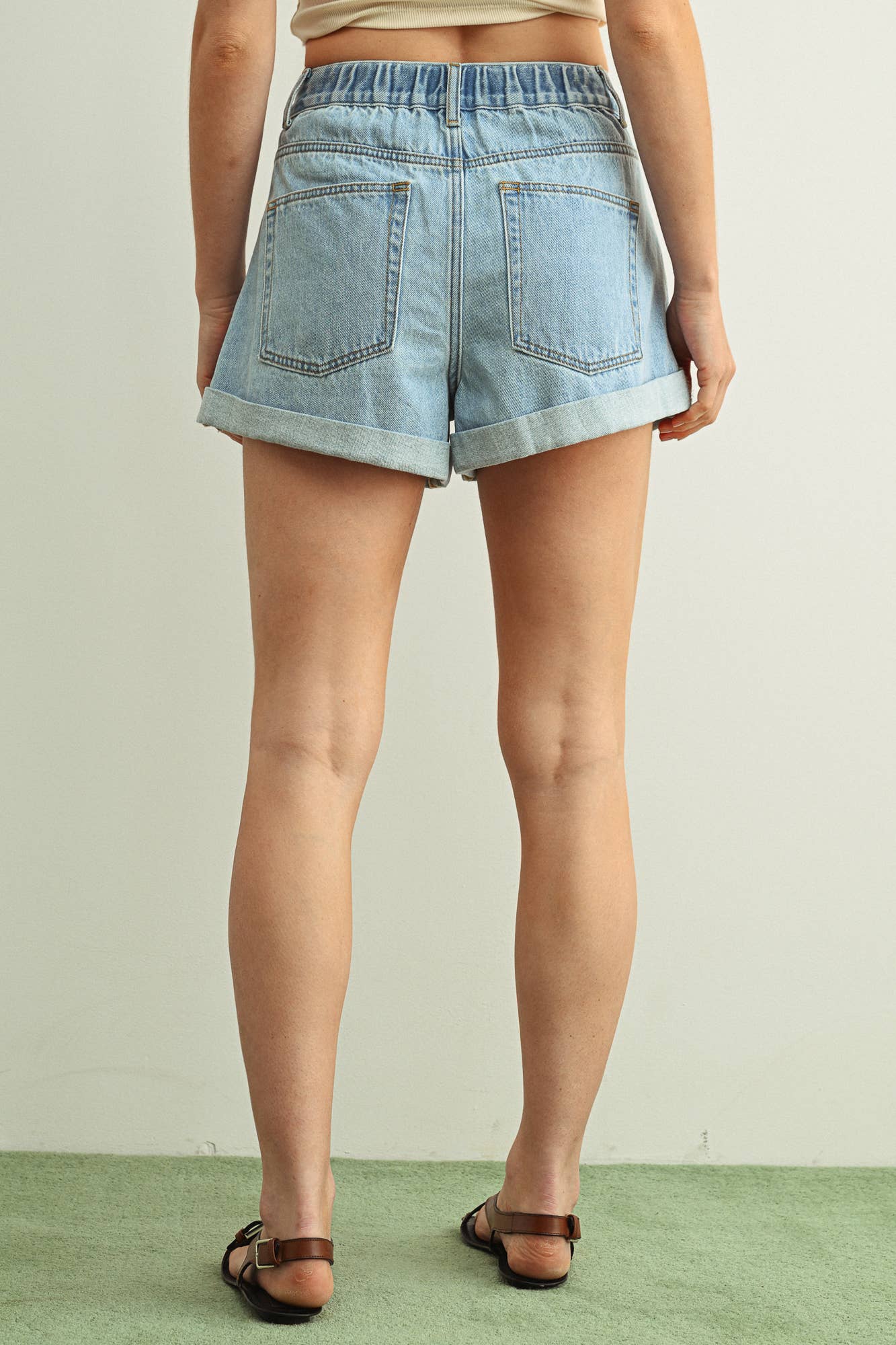MIOU MUSE - P6153   PLEAT WITH CUFFED DENIM SHORTS: DENIM / L