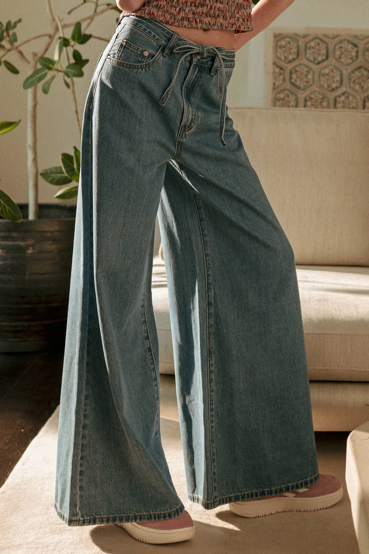MIOU MUSE - P6402   WIDE LEG DENIM PANTS WITH SELF BELT: DENIM / L