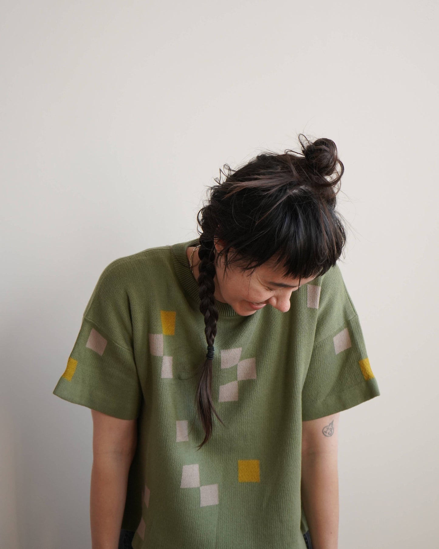 The Endery - Albers Short Sleeve Sweater Tee - Olivine: XS/S