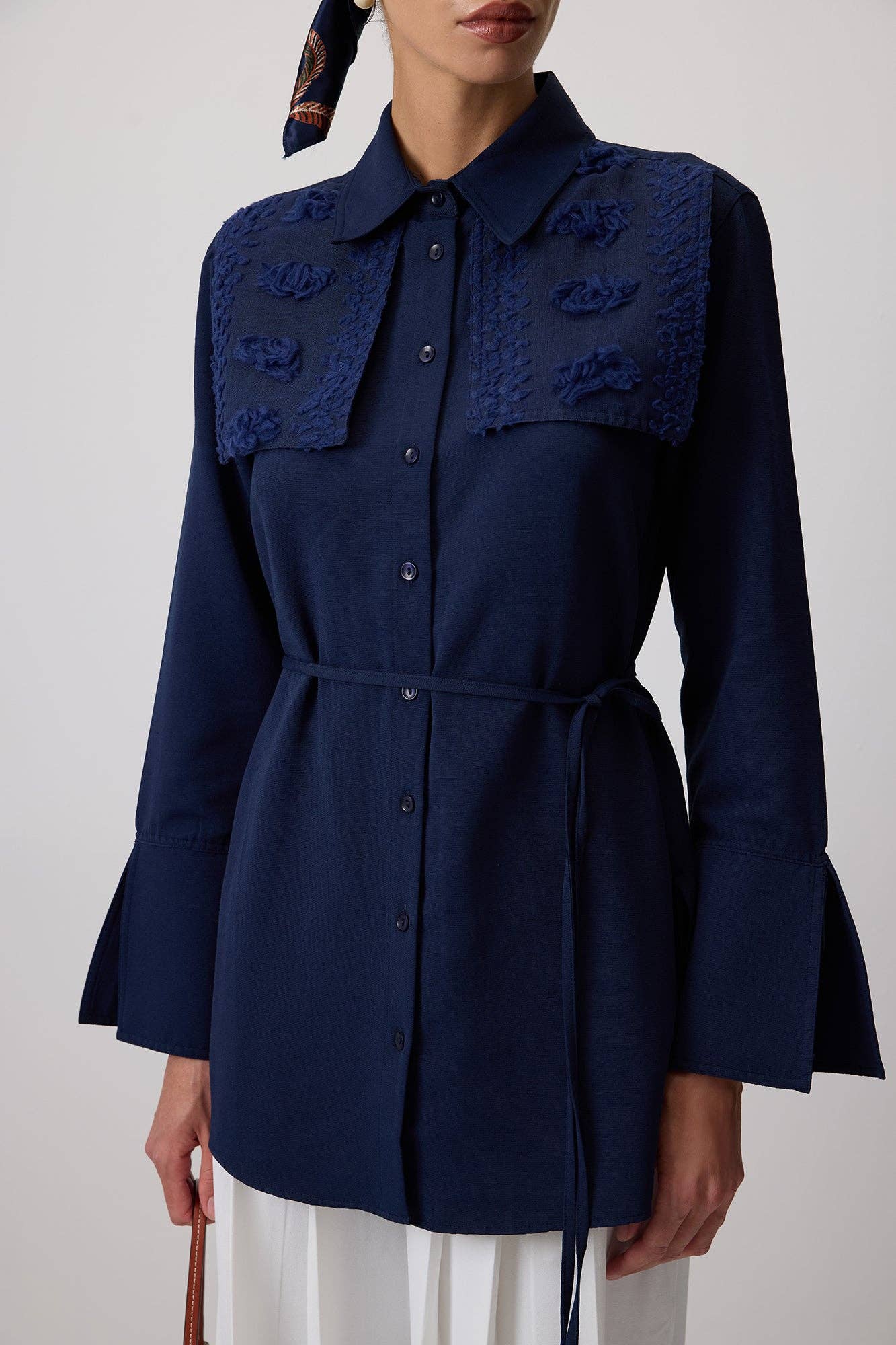 Touché Privé -  Linen Button-Down Shirt with Floral Lace Detail: Lacivert / S