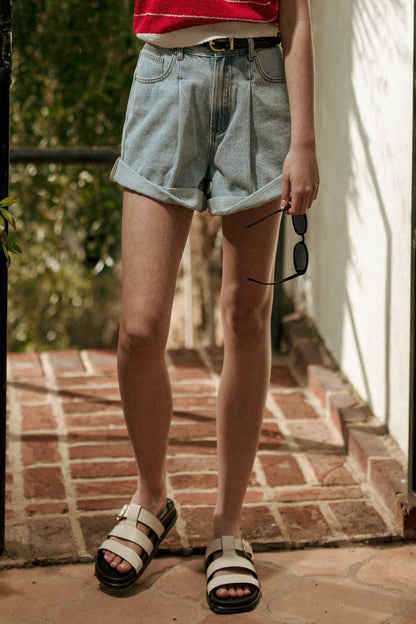 MIOU MUSE - P6153   PLEAT WITH CUFFED DENIM SHORTS: DENIM / L