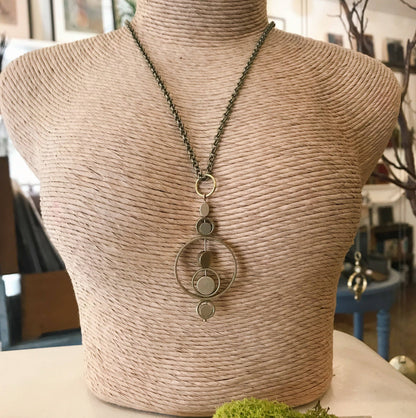 Modern Madini - Kinetic brass circle fidget necklace