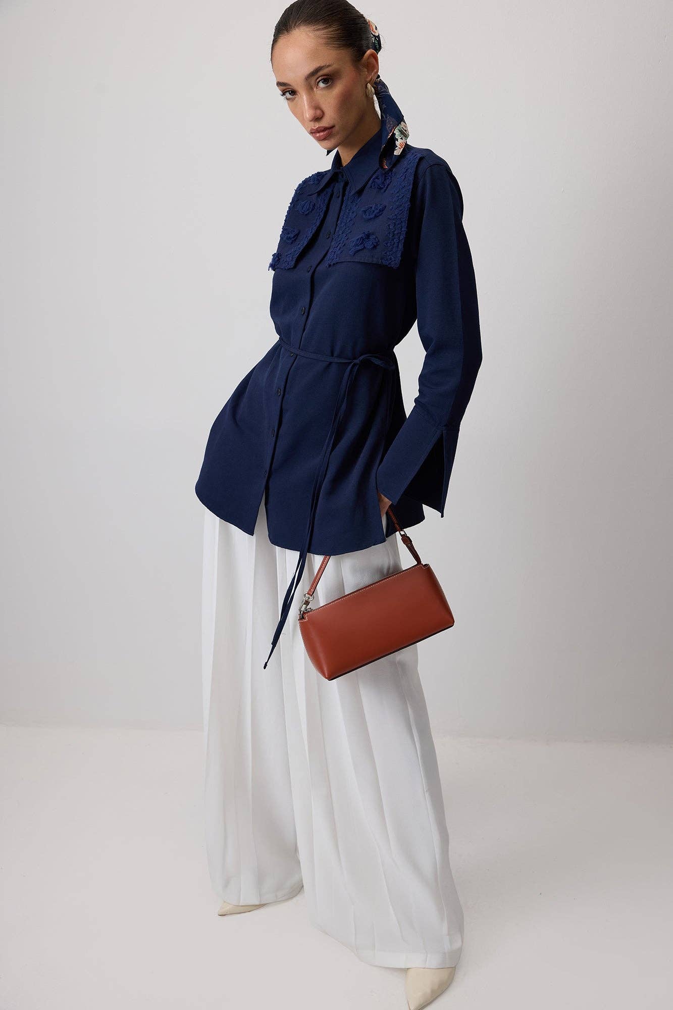 Touché Privé -  Linen Button-Down Shirt with Floral Lace Detail: Lacivert / M